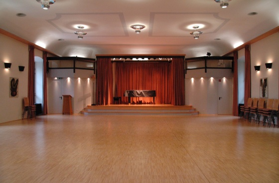 Saal mit Bühne